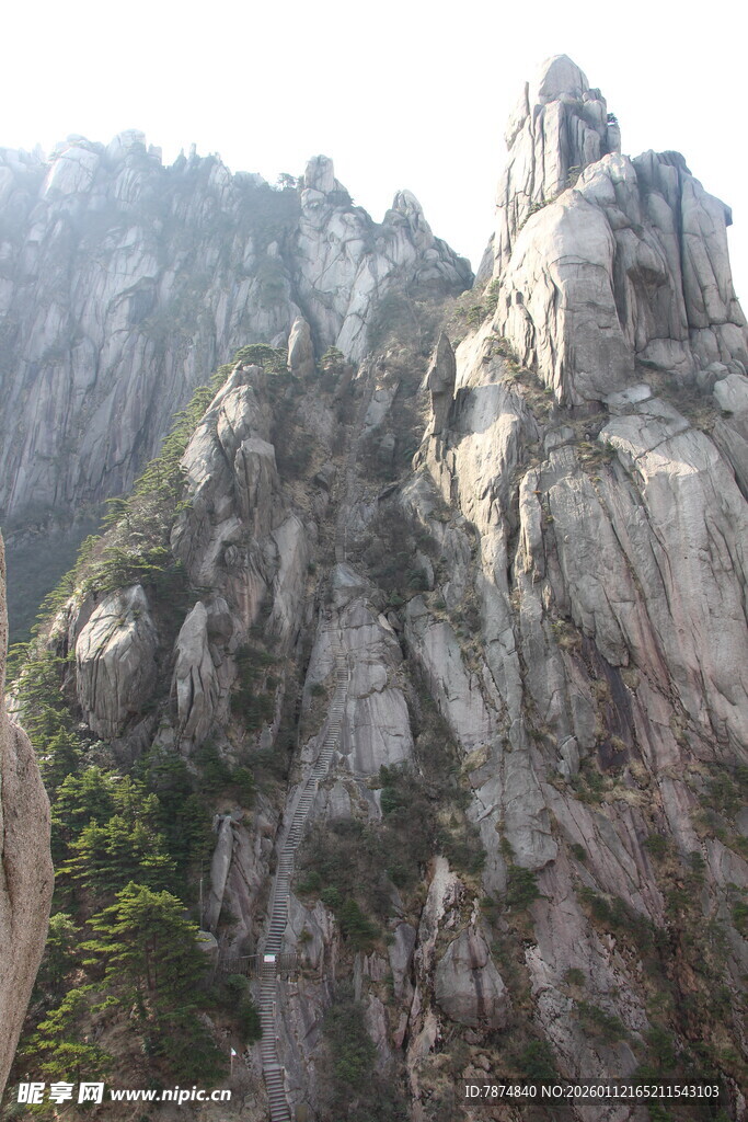 巍峨壮观的峻峭山峰