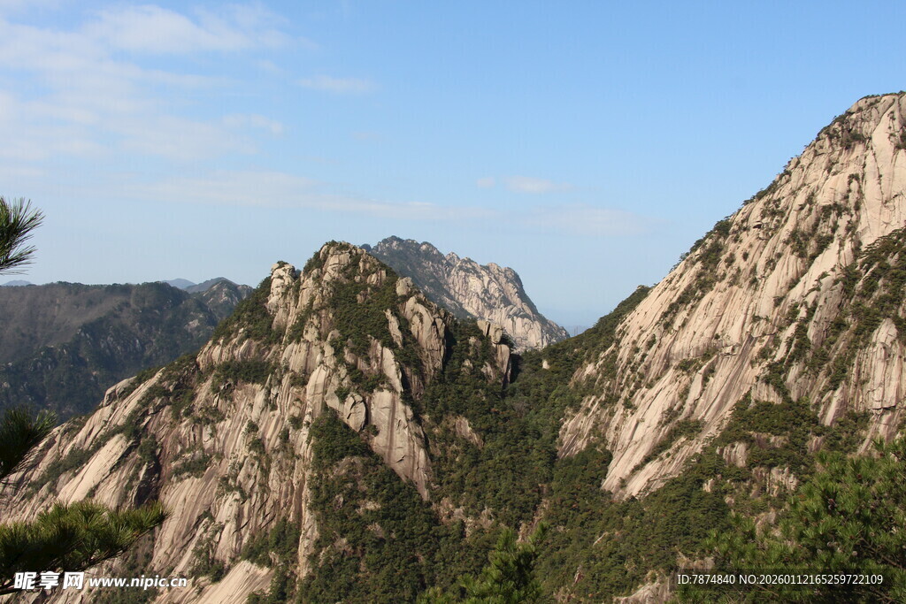 巍峨壮丽的山峰景色