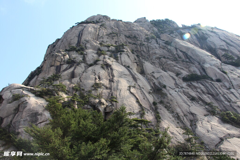 巍峨嶙峋的高山岩石景观