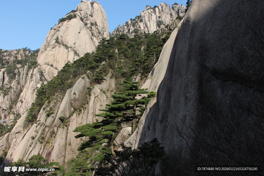 巍峨险峻的陡峭山峰
