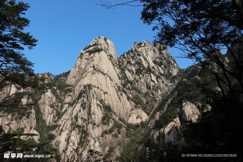 巍峨壮观的险峻山峰