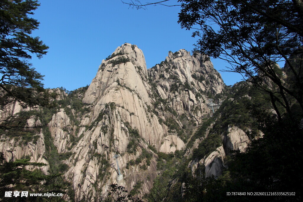 巍峨险峻的壮丽山峰