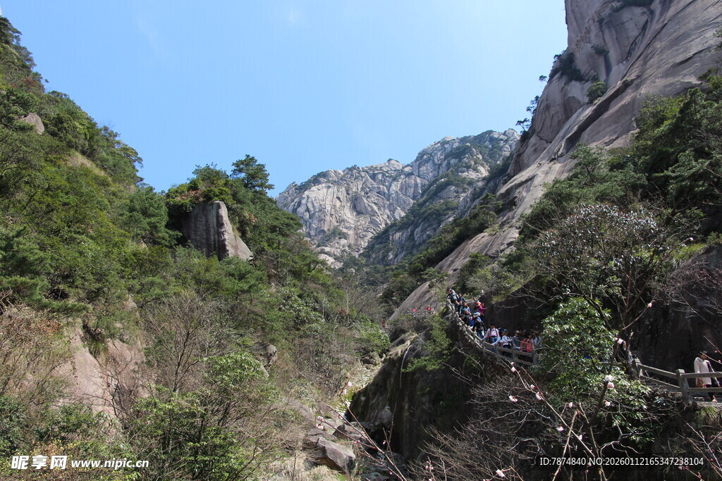 山间栈道 领略自然之美
