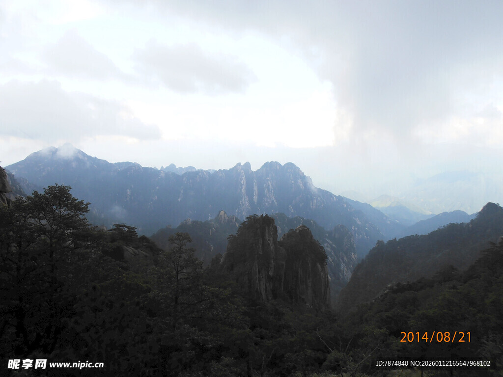 云雾缭绕的壮美山峦