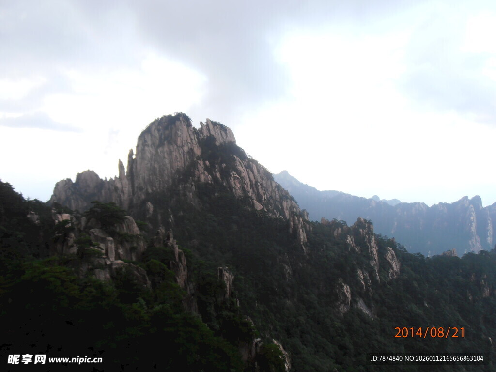 巍峨山峰云雾缭绕景观