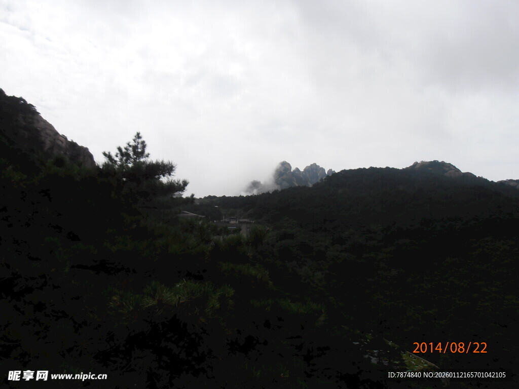 云雾缭绕的山峦景色