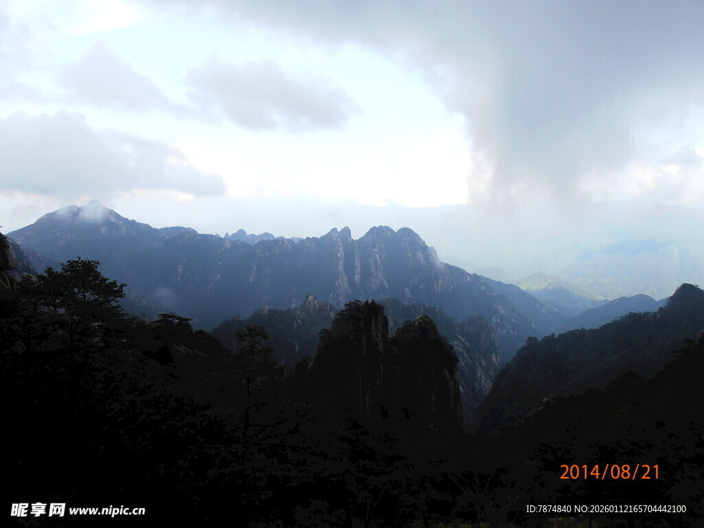 云雾缭绕的壮丽山峦