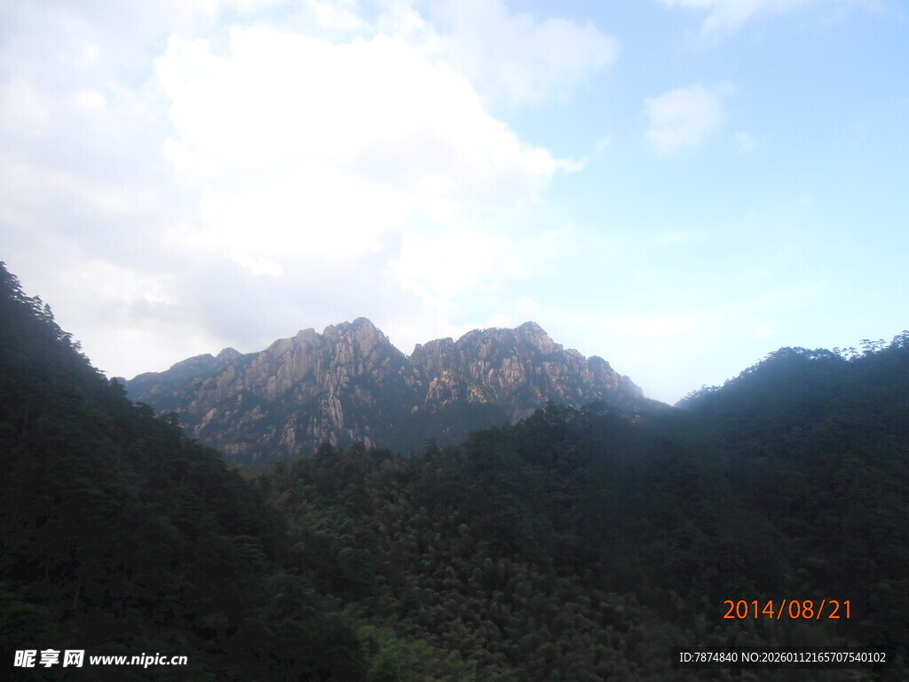 巍峨青山蓝天白云美景