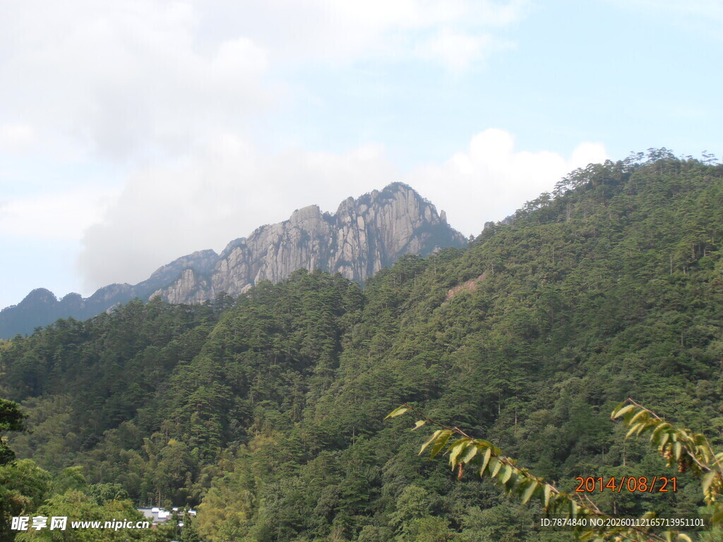 青山翠岭间的秀丽山峰