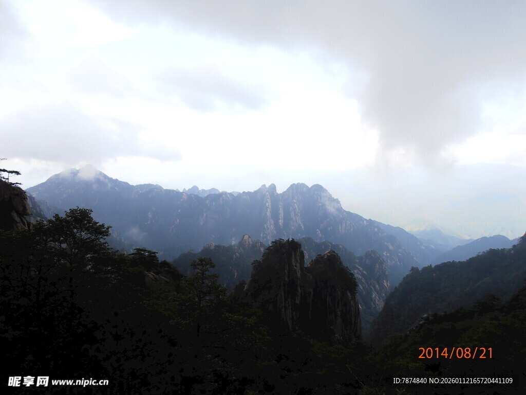 云雾缭绕的壮美山峦