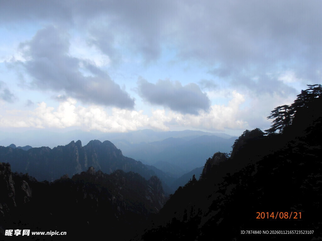 云雾缭绕中的壮美山峦