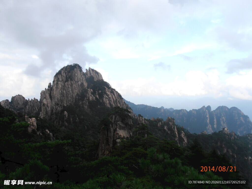 巍峨山峰 绿意环绕