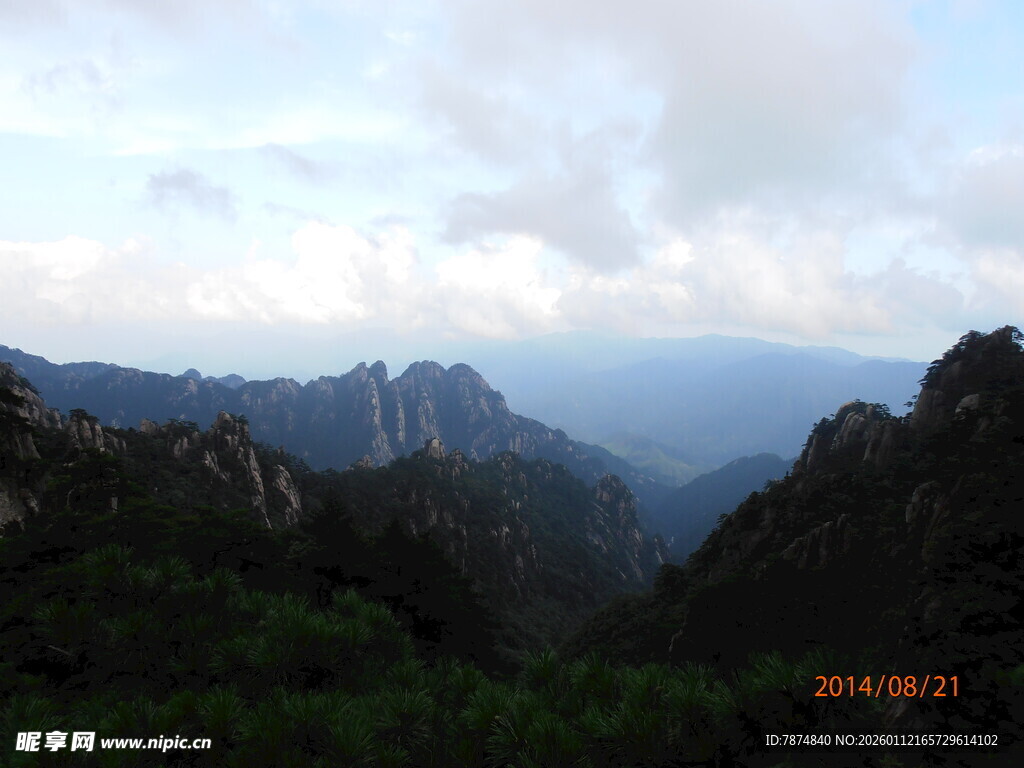 壮丽山景 云雾缭绕的峰峦