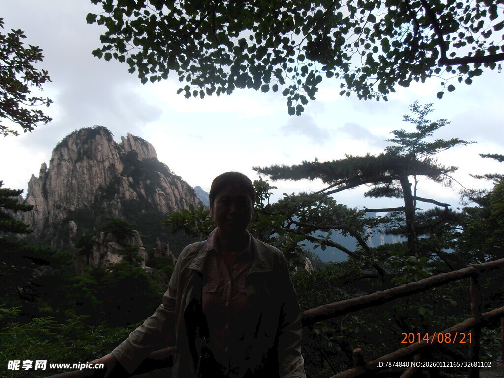 山间旅人赏巍峨壮丽景色