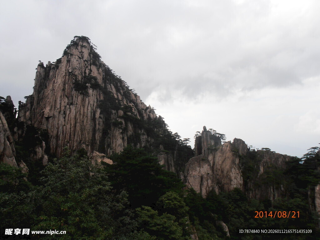 巍峨黄山奇峰云雾缭绕