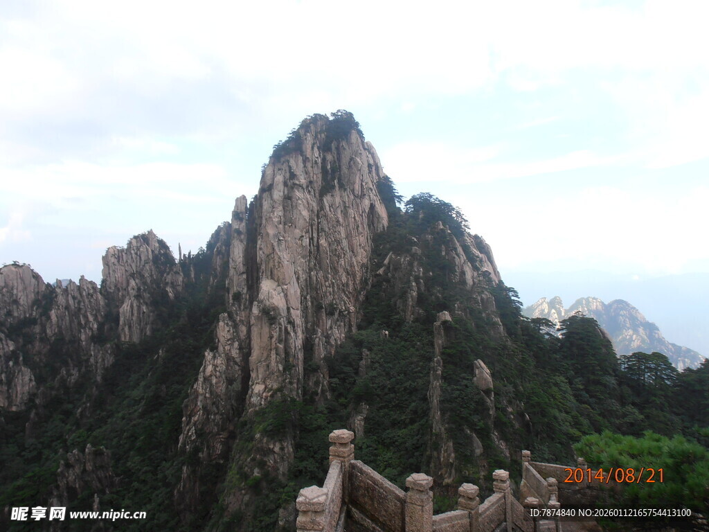 巍峨壮观的高山景致