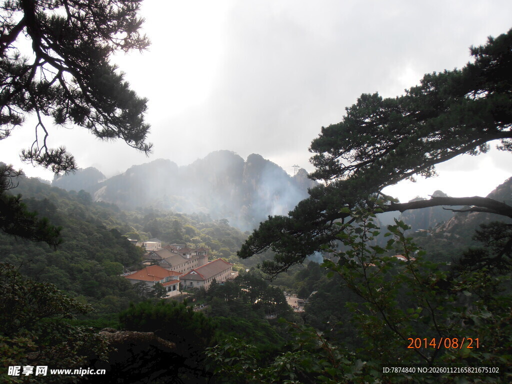 云雾缭绕的山间美景
