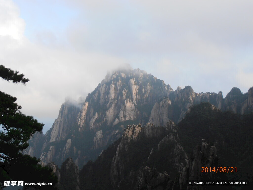 巍峨黄山 云雾缭绕之景