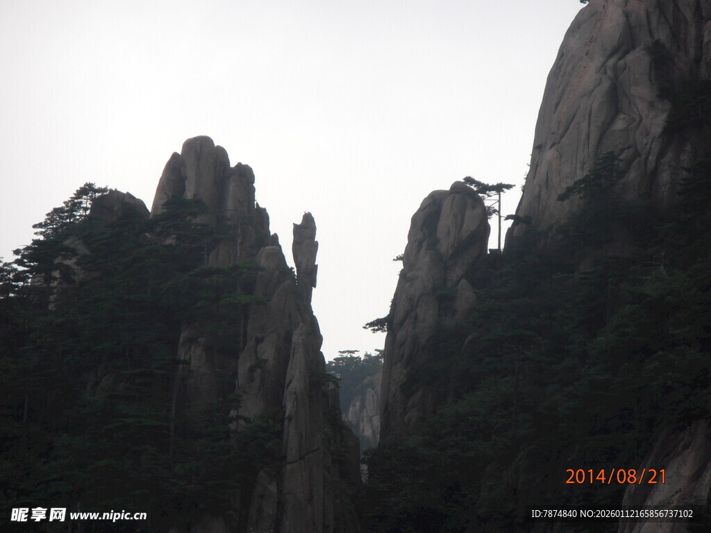 壮丽险峻的山峰景观