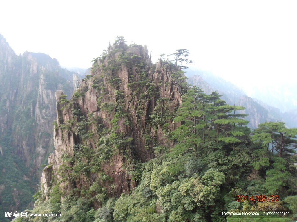 巍峨黄山奇峰 绿意盎然
