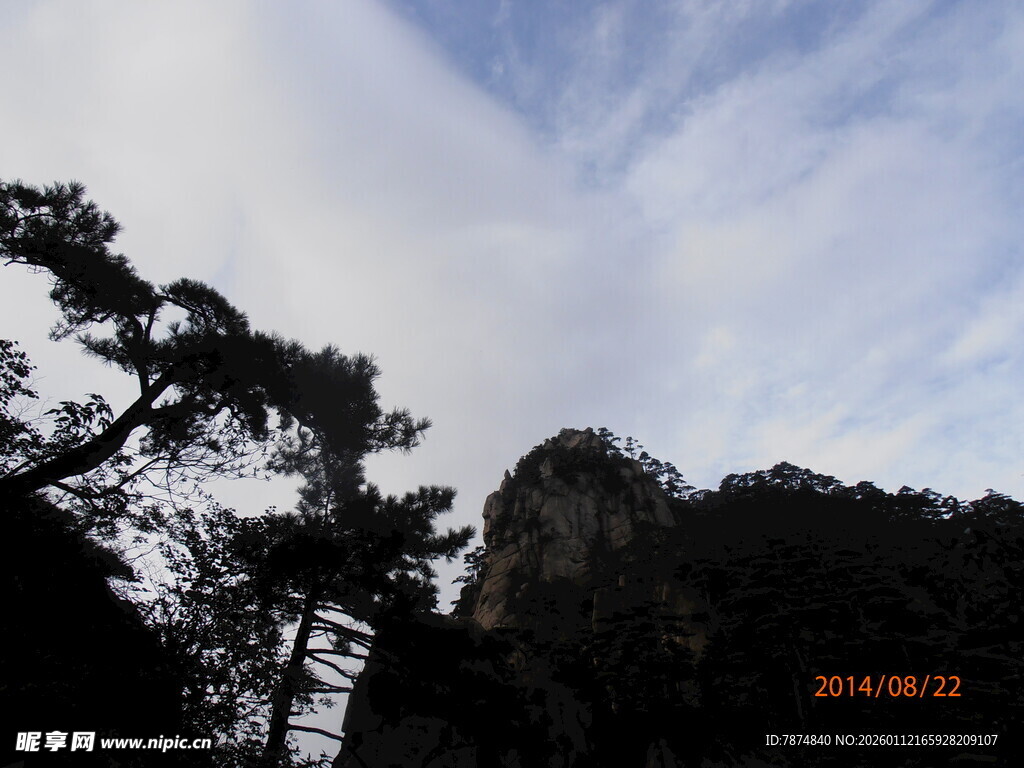 山间松景与蓝天白云