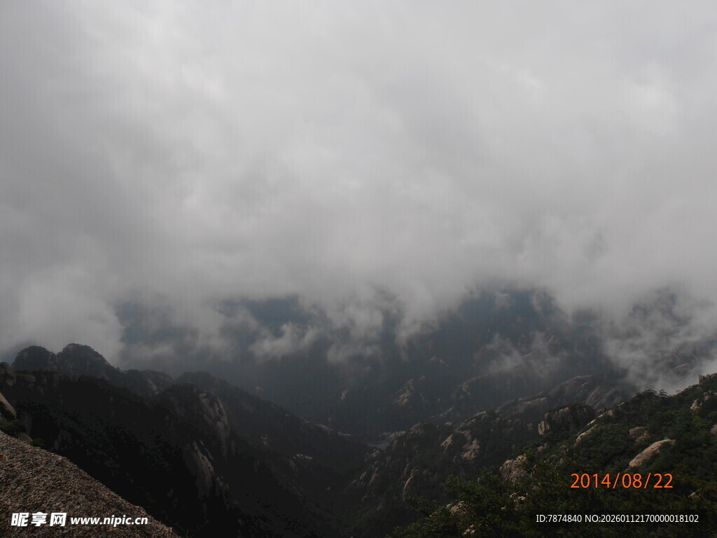 云雾缭绕的壮美山峦