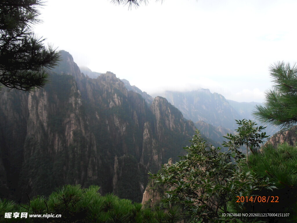 壮丽山景 葱郁植被相伴