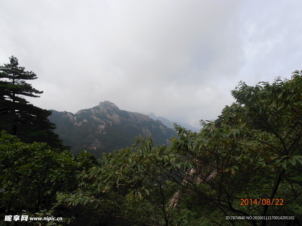 山林间的朦胧远山景色