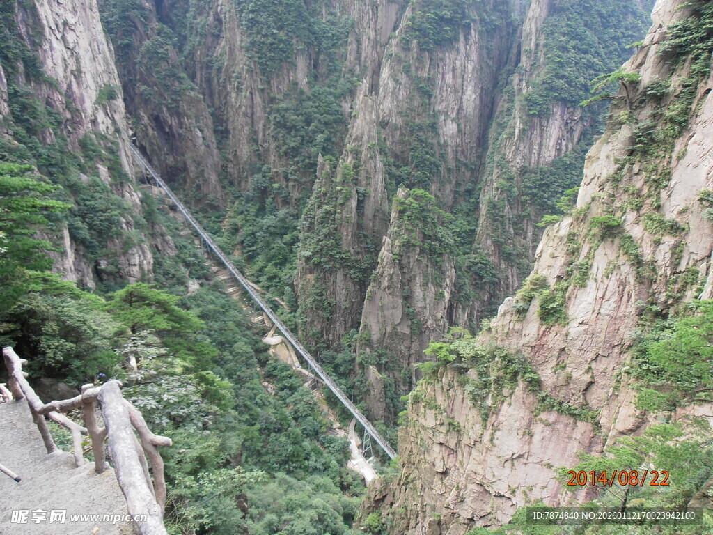 悬崖栈道上的壮丽山景