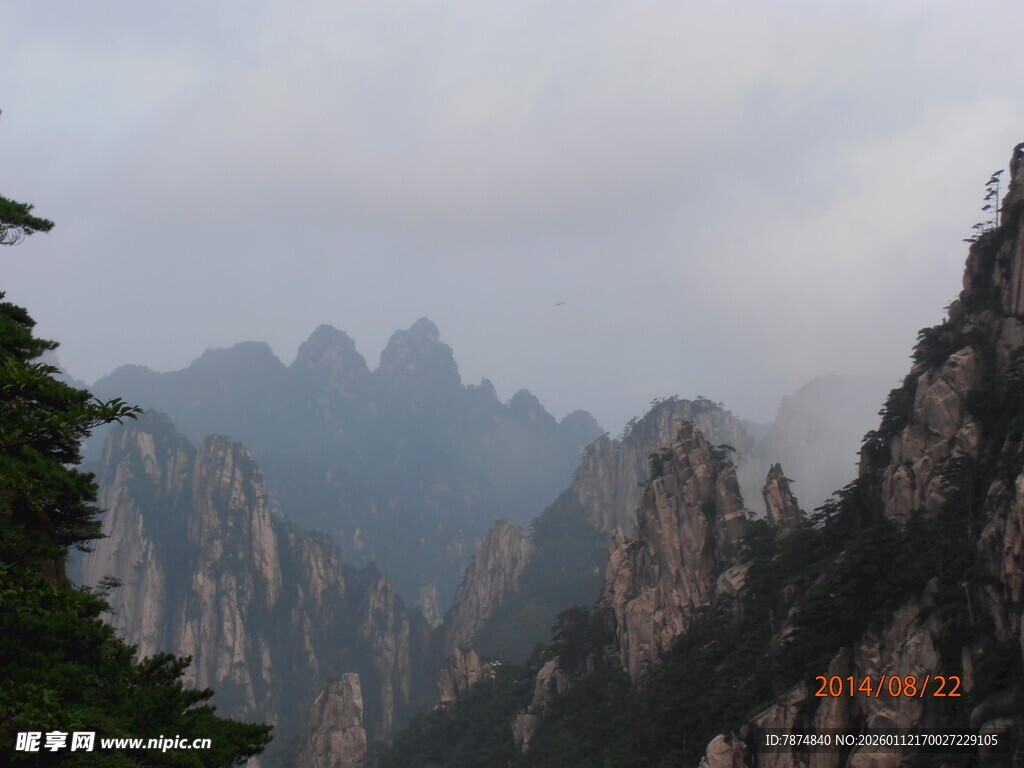 云雾缭绕的壮丽山峰