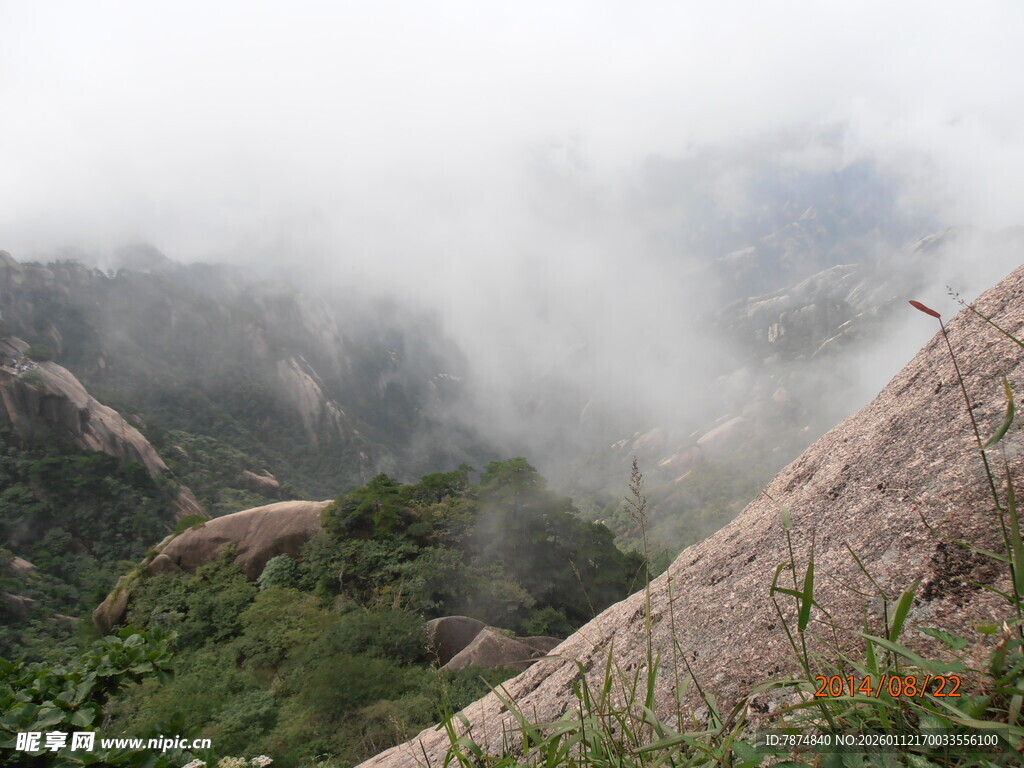 云雾缭绕的山间美景