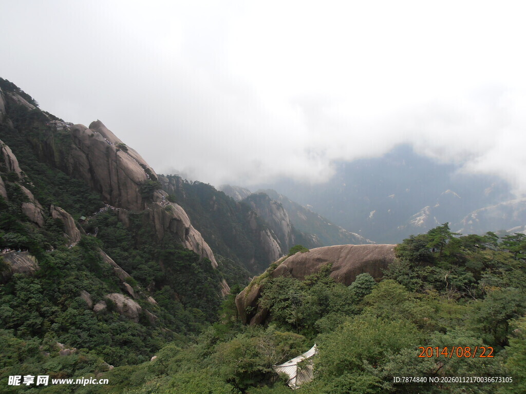 山间云雾缭绕的秀丽景致