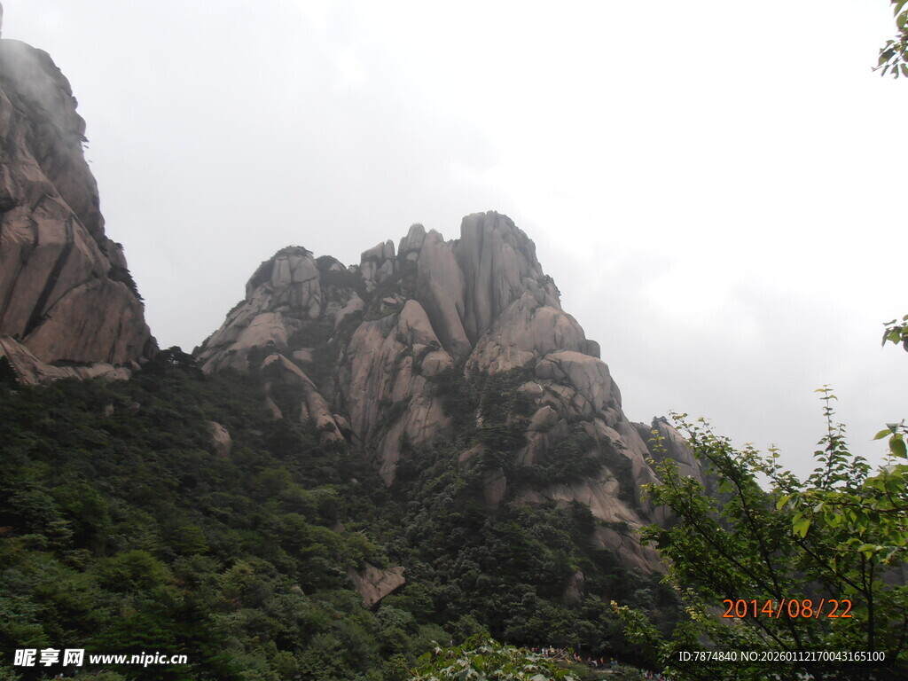 巍峨山峰绿意环绕