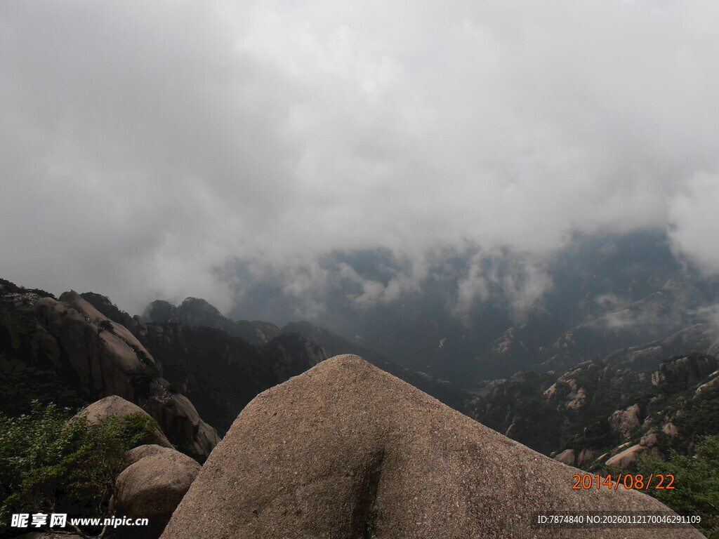 云雾缭绕的山间巨石