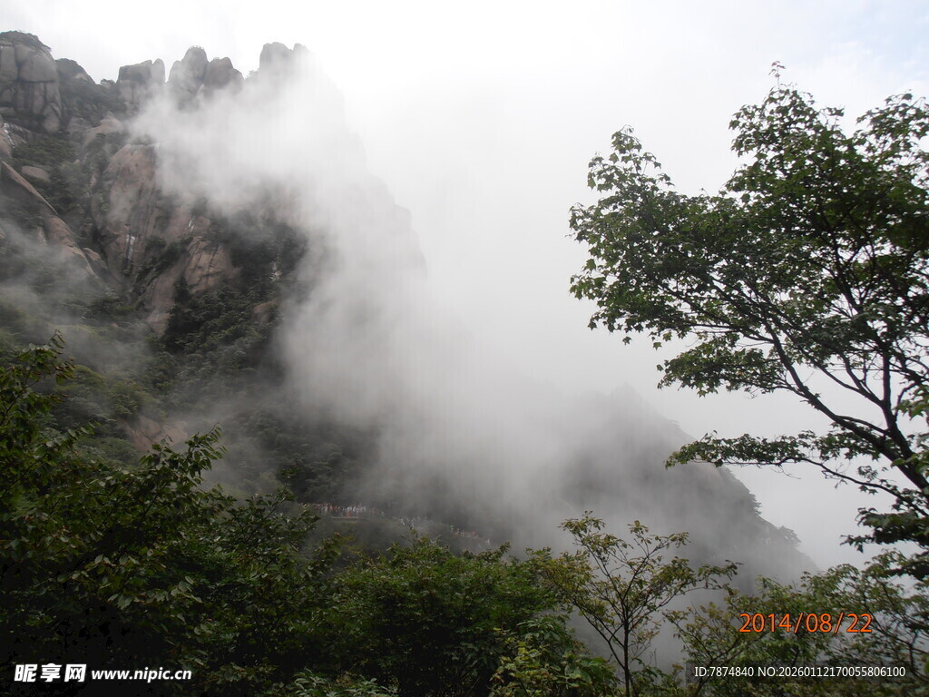 山间云雾缭绕的自然美景