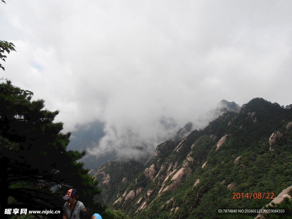 云雾缭绕的壮美山峦景色