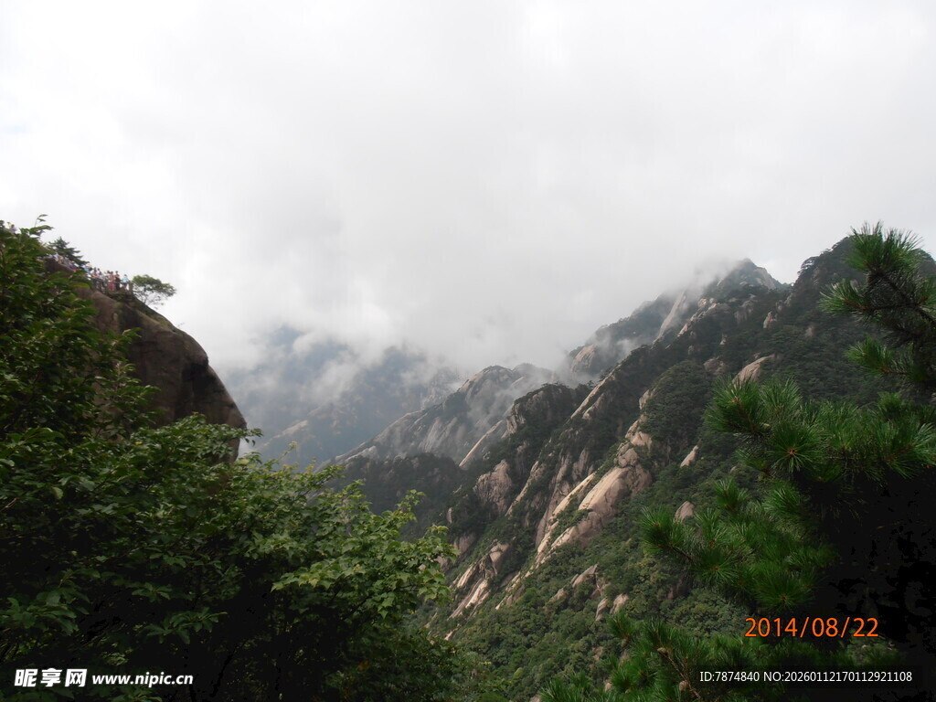 云雾缭绕的山峦美景