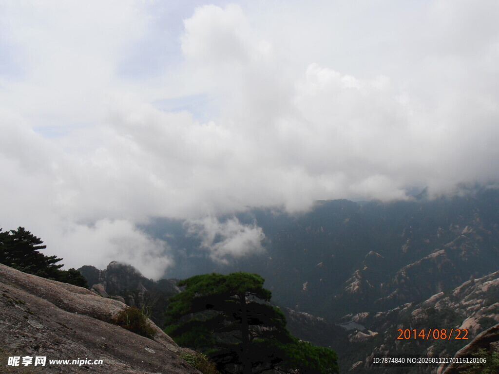 云雾缭绕的壮美山景