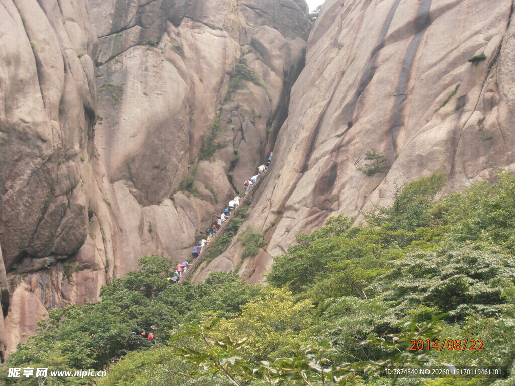 壮丽山间景 岩石绿植相映
