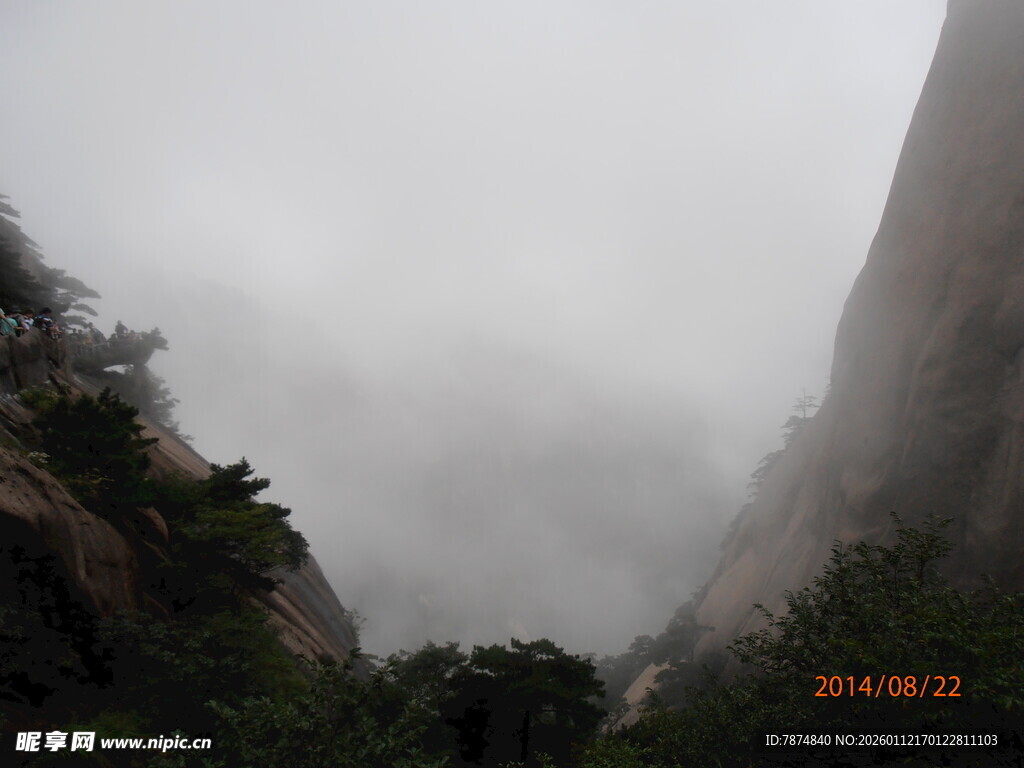 云雾缭绕的险峻山间景色