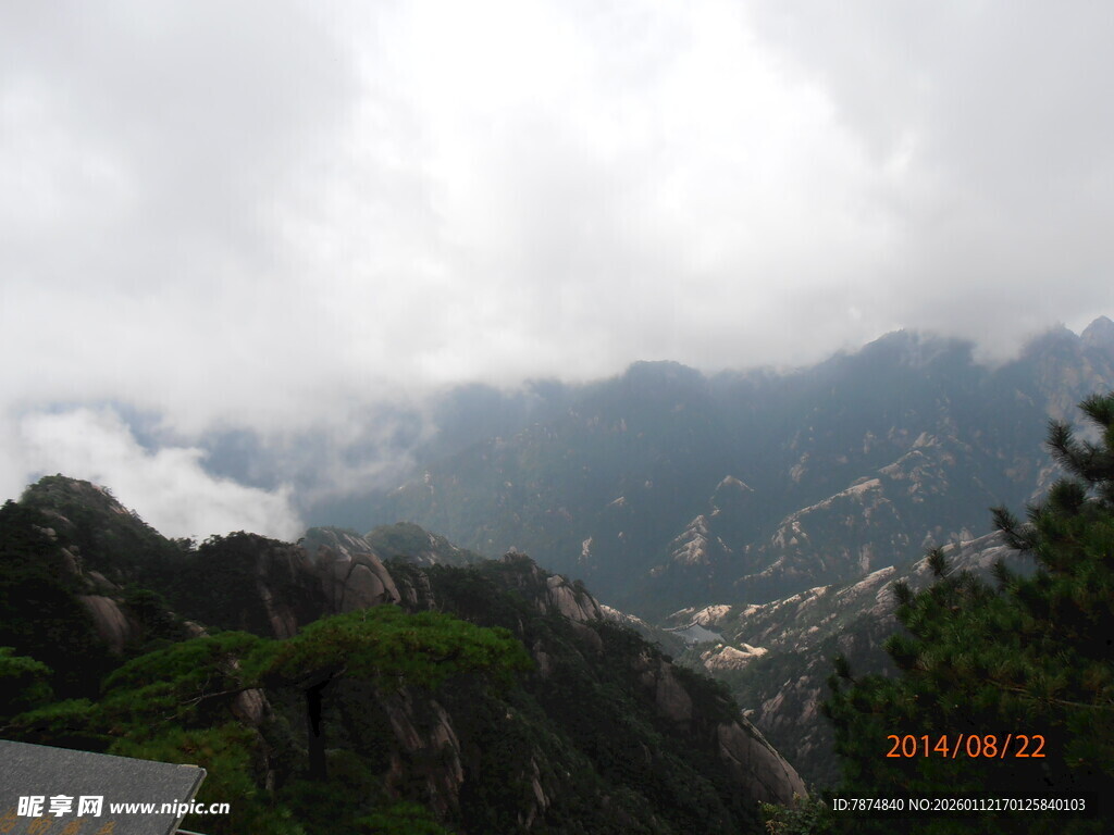 云雾缭绕的山峦美景