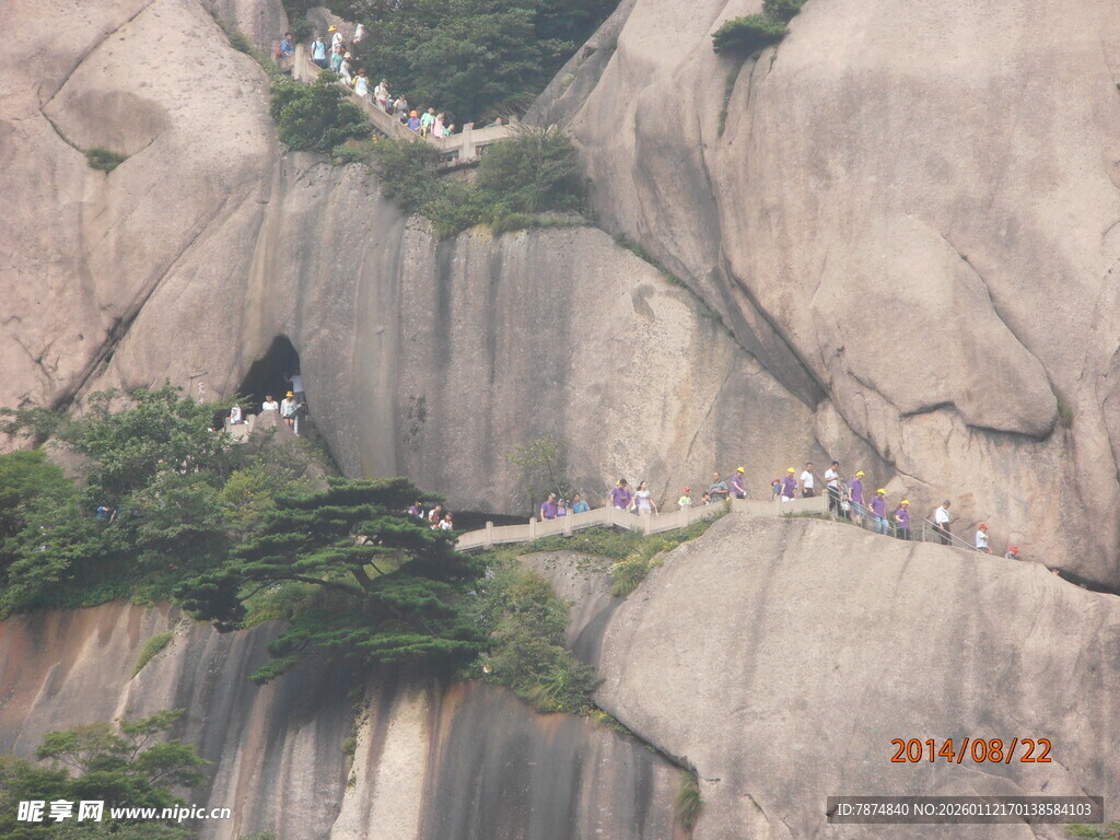悬崖栈道上的游客景观