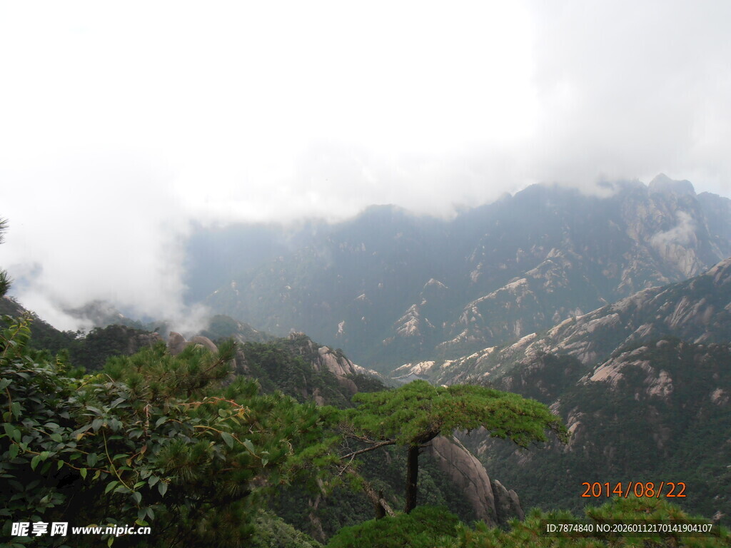 云雾缭绕的壮美山峦景色