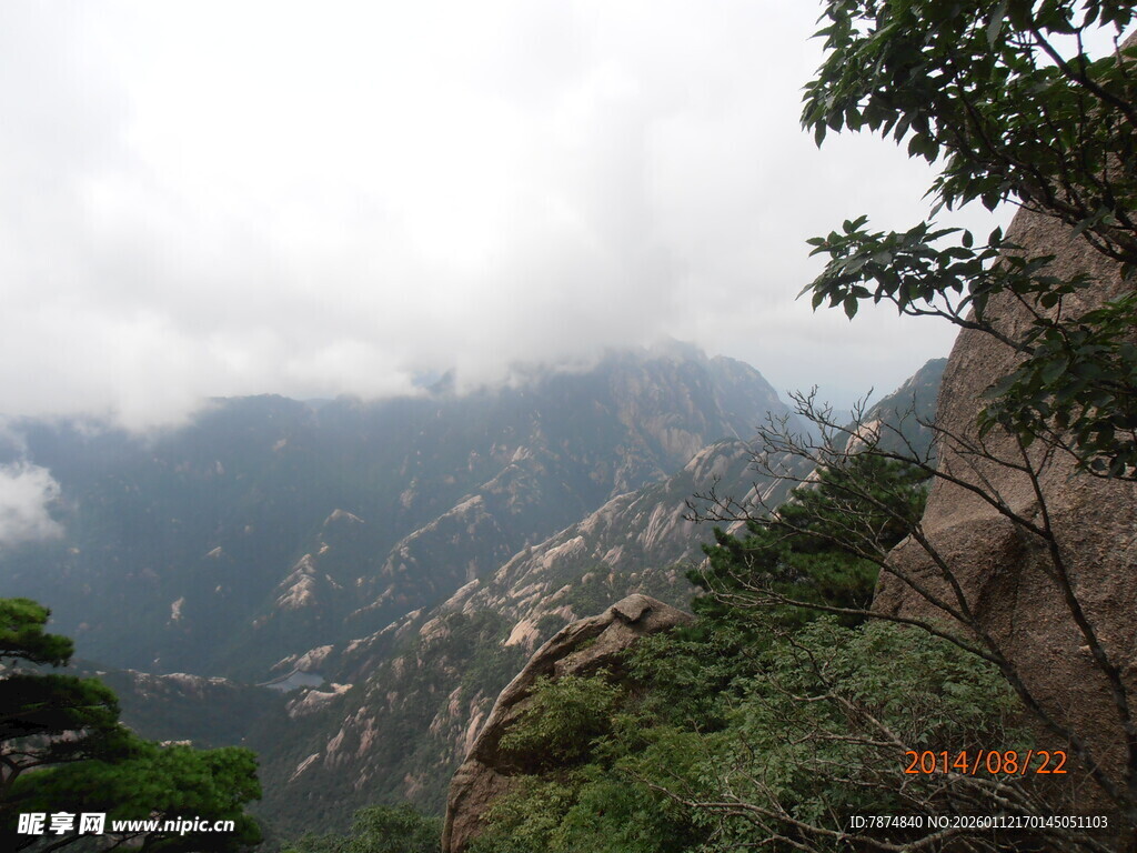 云雾缭绕的壮美山景