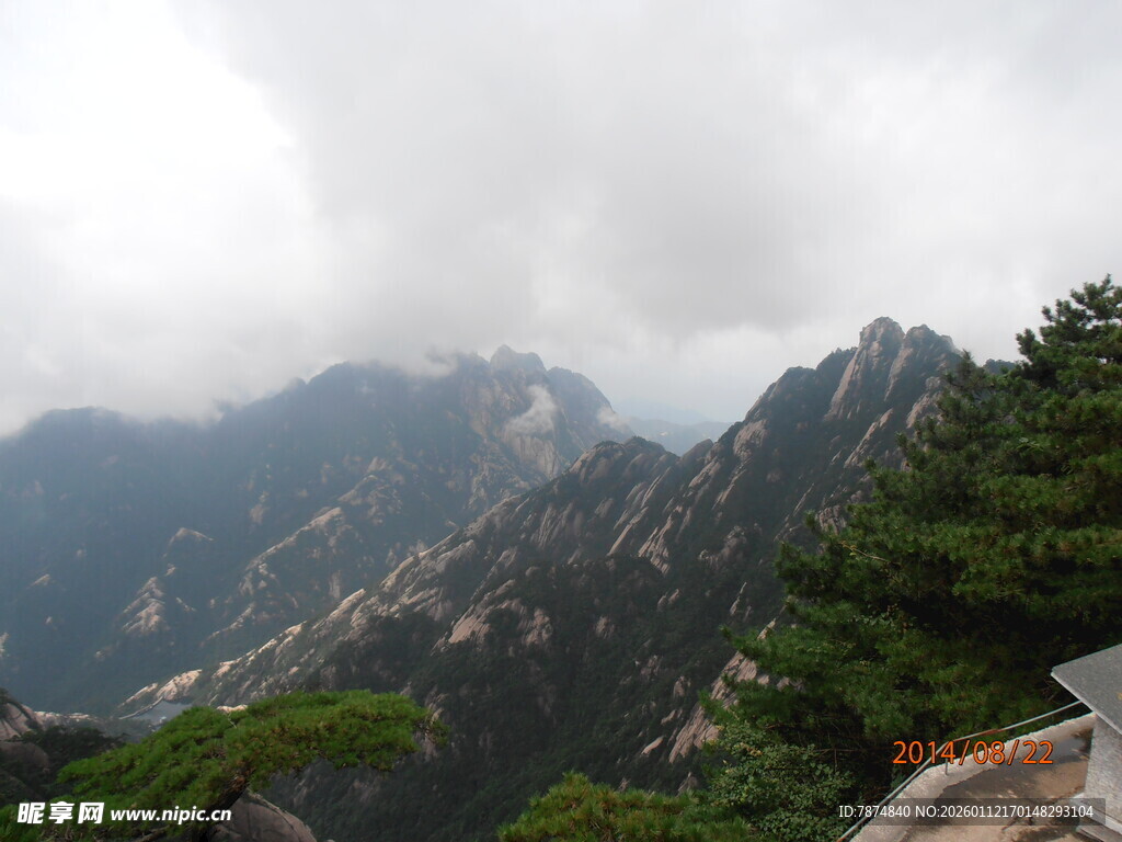 云雾缭绕的壮丽山峰