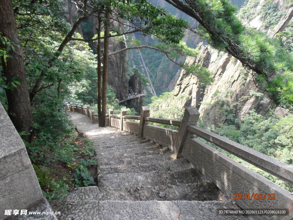 山间幽静石阶小路