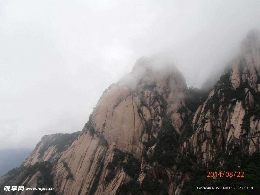 云雾缭绕的壮丽山峰