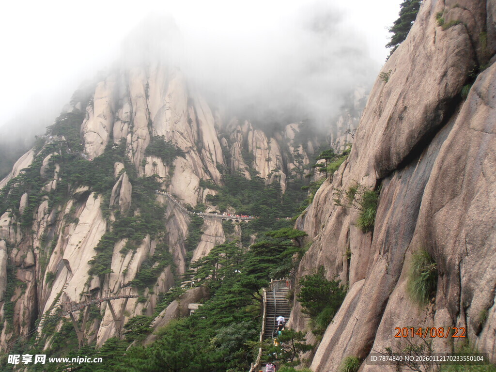 云雾缭绕的壮美山峰