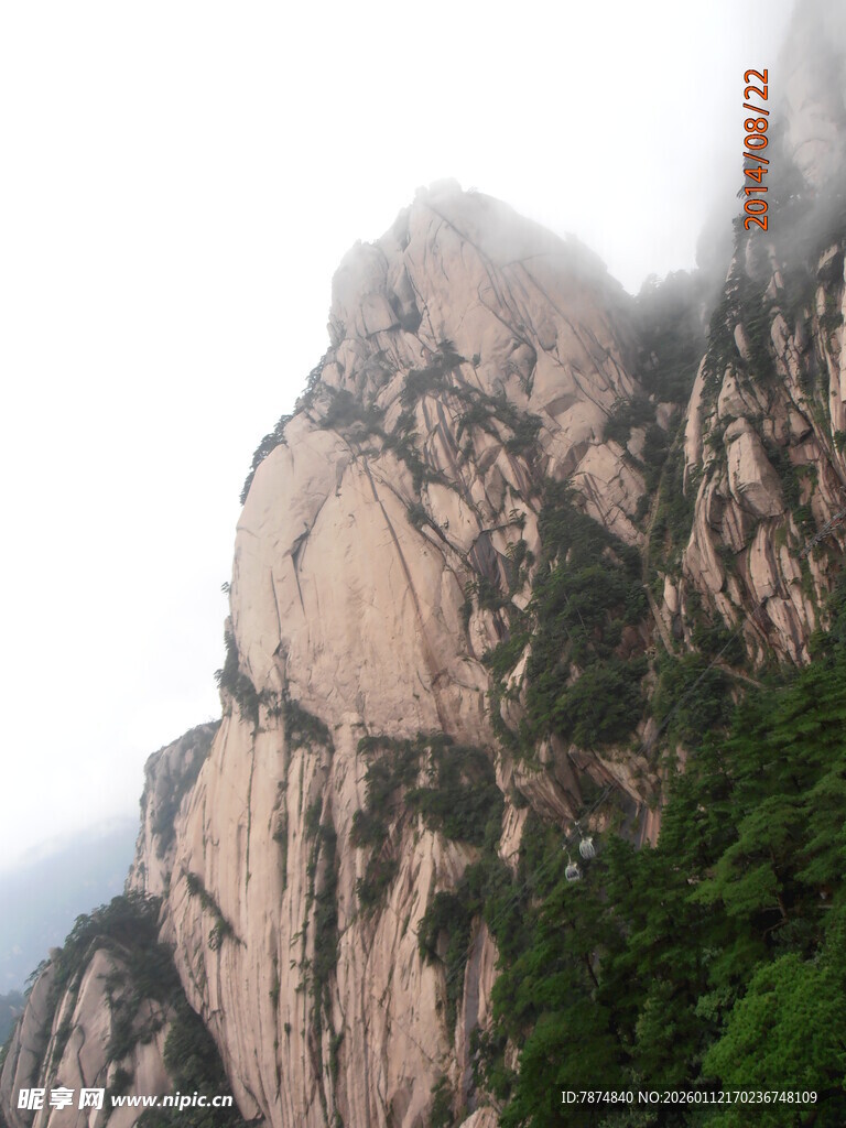 巍峨华山奇峰云雾缭绕