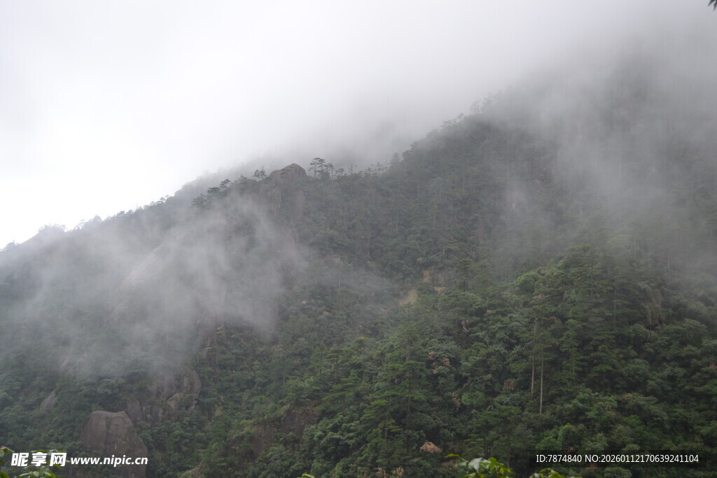 云雾缭绕的翠绿山峦